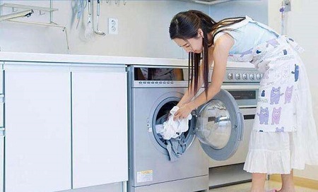 清洗衣服的女人